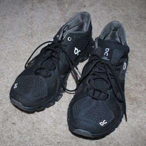 ON Cloud 5 Black Sneakers W 8.5 - Lightly Used